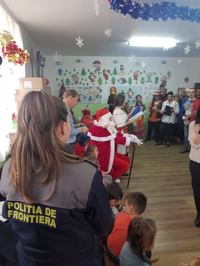 politistii de frontiera impreuna cu mos craciun au ajuns la copiii din satul valcelele judetul constanta politistii de frontiera impreuna cu mos craciun au ajuns la copiii din satul valcelele judetul constanta