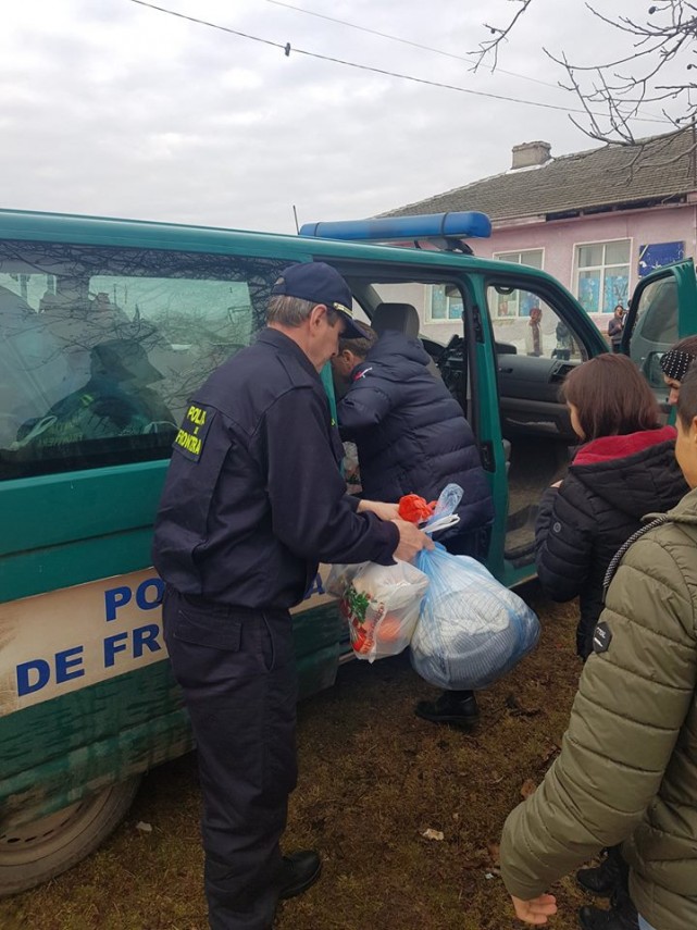 politistii de frontiera impreuna cu mos craciun au ajuns la copiii din satul valcelele judetul constanta politistii de frontiera impreuna cu mos craciun au ajuns la copiii din satul valcelele judetul constanta