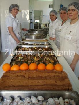 Păstrăv, tochitură dobrogeană, vrăbioară de viţel, plăcintă cu mere Ce mâncăruri vor primi pacienţii constănţeni în noaptea dintre ani, prin grija Arimex Comexim 2000 SRL