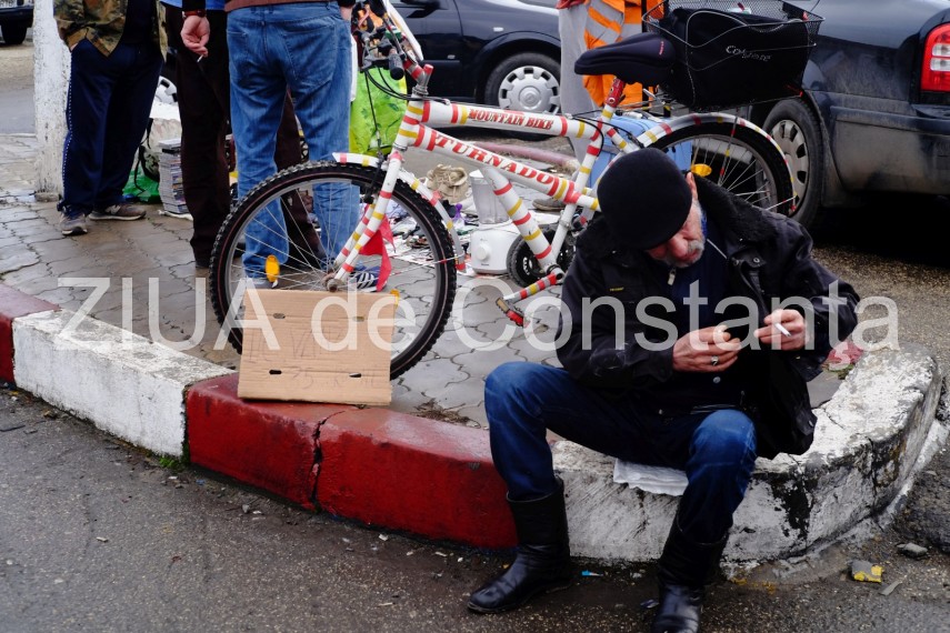 targ de vechituri la constanta in zona pietei brick incredibil ce obiecte scot constantenii la vanzare