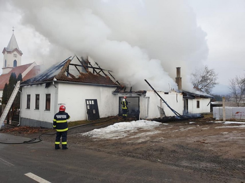 incendiu violent la o casa parohiala din judetul covasna pompierii au intervenit pentru stingerea flacarilor