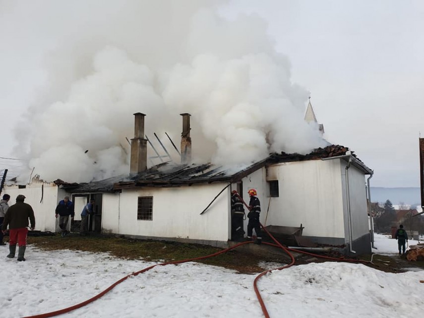incendiu violent la o casa parohiala din judetul covasna pompierii au intervenit pentru stingerea flacarilor