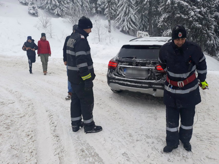 autoturism inzapezit in sinaia o familie cu doi copii a ramas blocata pompierii militari la fata locului autoturism inzapezit in sinaia o familie cu doi copii a ramas blocata pompierii militari la fata locului