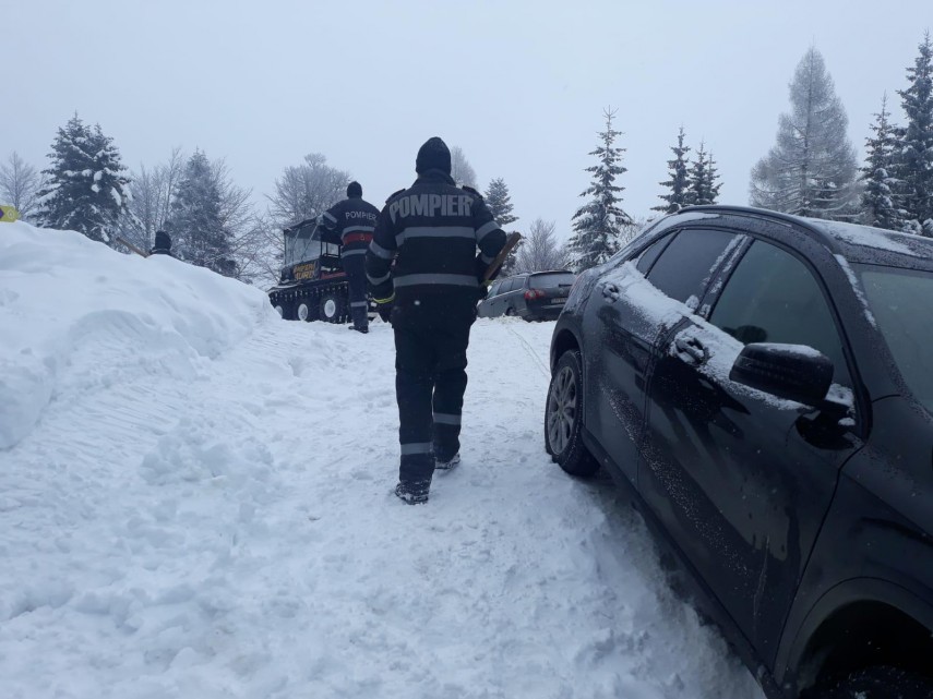 autoturism inzapezit in sinaia o familie cu doi copii a ramas blocata pompierii militari la fata locului autoturism inzapezit in sinaia o familie cu doi copii a ramas blocata pompierii militari la fata locului