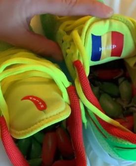 Surpriză pentru Simona Halep. A primit încălţări de joc personalizate. Pe talpă au ardei iute! (galerie foto)