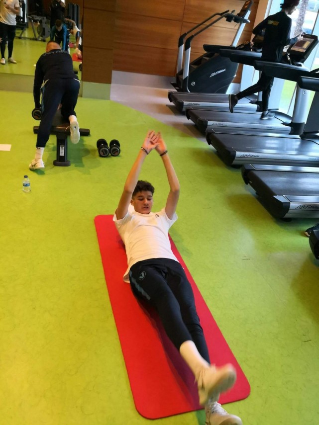 la 16 ani nicholas fiul lui gica popescu e in cantonament cu fc viitorul incerc sa prind cate ceva de la 16 ani nicholas fiul lui gica popescu e in cantonament cu fc viitorul incerc sa prind cate ceva de