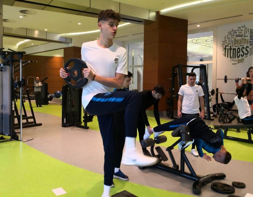la 16 ani nicholas fiul lui gica popescu e in cantonament cu fc viitorul incerc sa prind cate ceva de la 16 ani nicholas fiul lui gica popescu e in cantonament cu fc viitorul incerc sa prind cate ceva de
