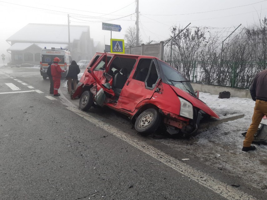 un microbuz si o autoutilitara au fost implicate intr un accident in valcea 682229 un microbuz si o autoutilitara au fost implicate intr un accident in valcea 682229