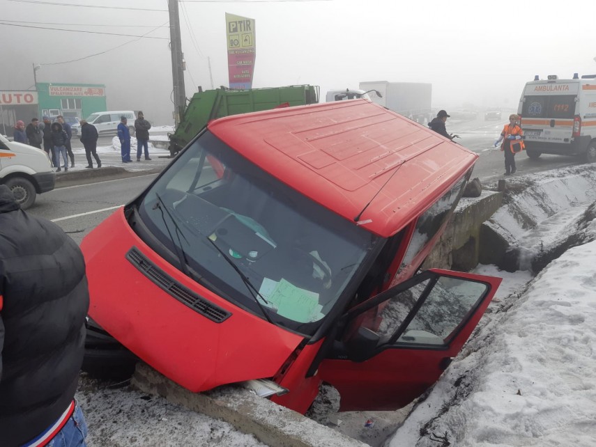 un microbuz si o autoutilitara au fost implicate intr un accident in valcea 682229 un microbuz si o autoutilitara au fost implicate intr un accident in valcea 682229