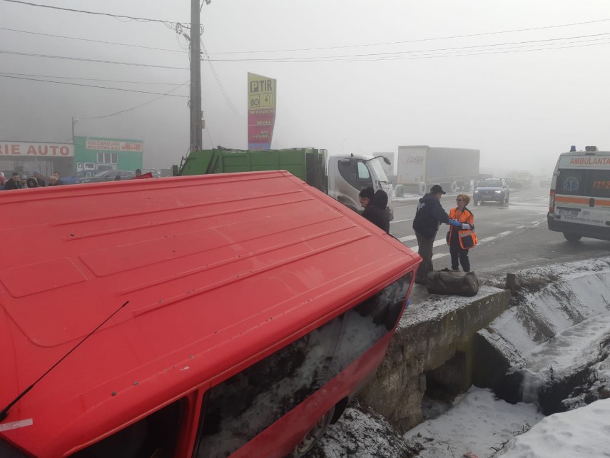 un microbuz si o autoutilitara au fost implicate intr un accident in valcea 682229 un microbuz si o autoutilitara au fost implicate intr un accident in valcea 682229