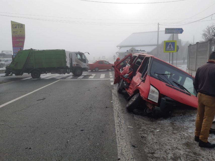 un microbuz si o autoutilitara au fost implicate intr un accident in valcea 682229 un microbuz si o autoutilitara au fost implicate intr un accident in valcea 682229