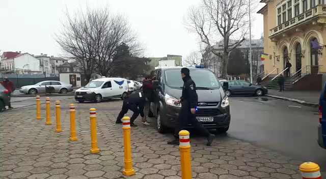 scandal in zona tribunalului constanta au intervenit jandarmii 682553 scandal in zona tribunalului constanta au intervenit jandarmii 682553