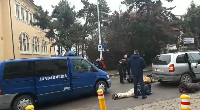 scandal in zona tribunalului constanta au intervenit jandarmii 682553 scandal in zona tribunalului constanta au intervenit jandarmii 682553