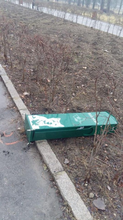 dispozitivele pentru colectarea deseurilor canine instalate in parcurile din constanta au fost vandalizate dispozitivele pentru colectarea deseurilor canine instalate in parcurile din constanta au fost vandalizate