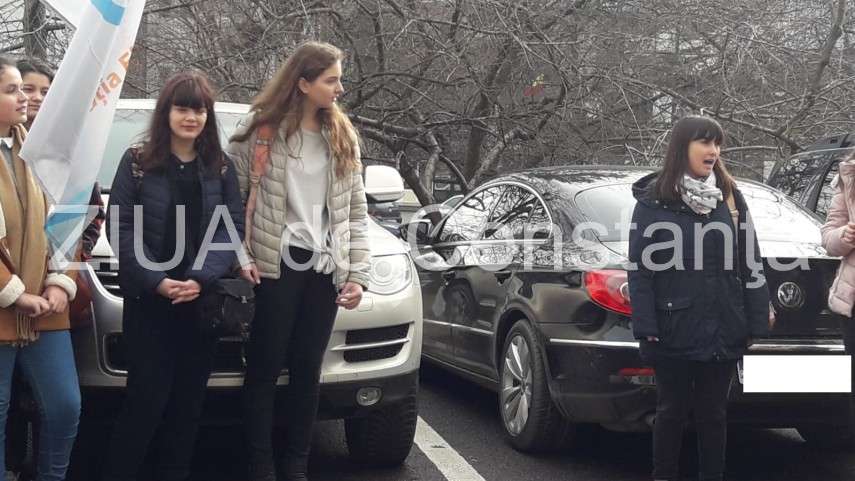 elevii constanteni protesteaza la consiliul judetean constanta iata motivele 683076 elevii constanteni protesteaza la consiliul judetean constanta iata motivele 683076