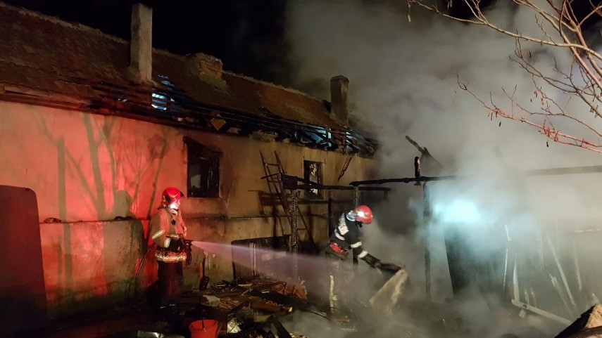 pompierii in alerta garaj cuprins de flacari in siminoc judetul constanta 683200 pompierii in alerta garaj cuprins de flacari in siminoc judetul constanta 683200