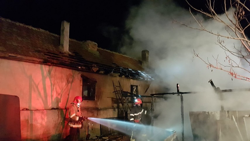 pompierii in alerta garaj cuprins de flacari in siminoc judetul constanta 683200 pompierii in alerta garaj cuprins de flacari in siminoc judetul constanta 683200