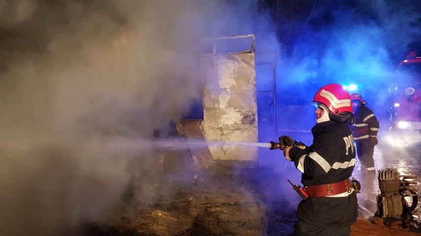 pompierii in alerta garaj cuprins de flacari in siminoc judetul constanta 683200 pompierii in alerta garaj cuprins de flacari in siminoc judetul constanta 683200