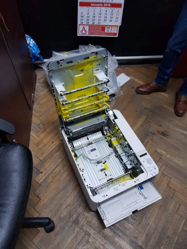 colet suspect expediat din spania ce au gasit procurorii diicot in pachet un barbat a fost retinut galerie colet suspect expediat din spania ce au gasit procurorii diicot in pachet un barbat a fost retinut galerie