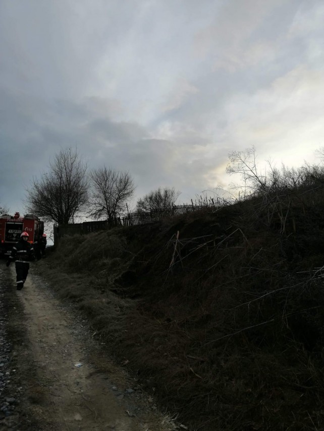 incendiu la casa din judetul tulcea arde si vegetatia din jur 683779 incendiu la casa din judetul tulcea arde si vegetatia din jur 683779