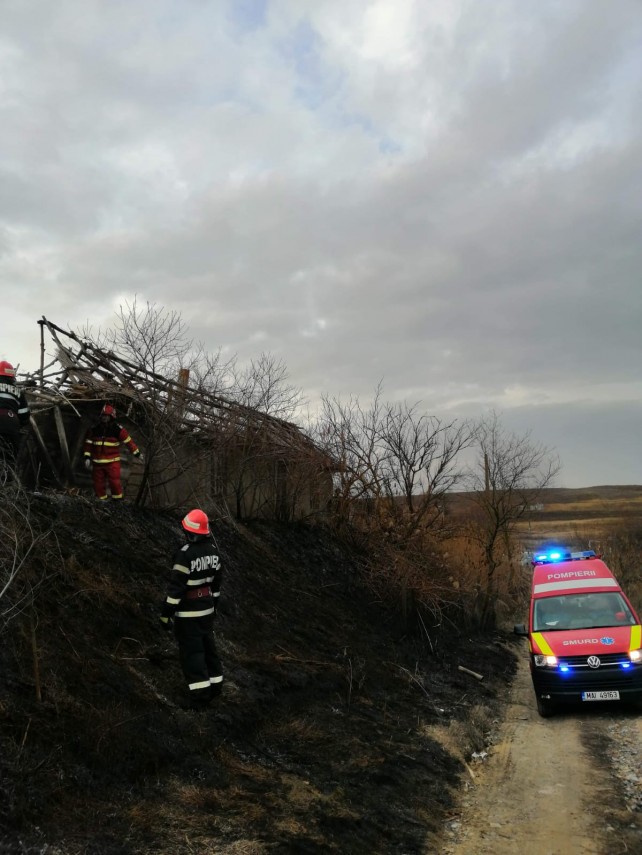incendiu la casa din judetul tulcea arde si vegetatia din jur 683779 incendiu la casa din judetul tulcea arde si vegetatia din jur 683779
