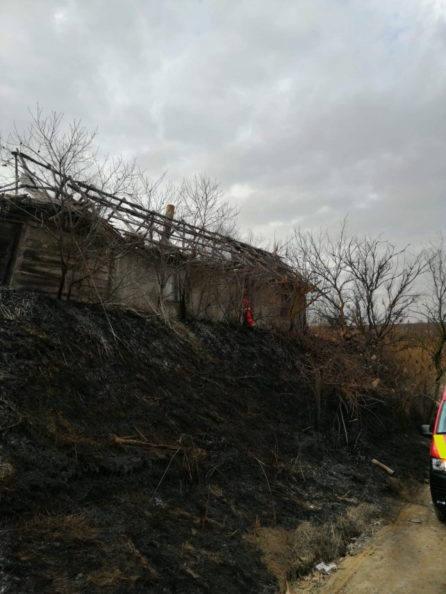 incendiu la casa din judetul tulcea arde si vegetatia din jur 683779 incendiu la casa din judetul tulcea arde si vegetatia din jur 683779