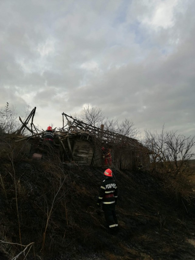incendiu la casa din judetul tulcea arde si vegetatia din jur 683779 incendiu la casa din judetul tulcea arde si vegetatia din jur 683779