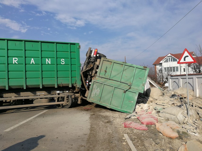 accident rutier in judetul slatina autocamion rasturnat pe carosabil galerie foto 684035 accident rutier in judetul slatina autocamion rasturnat pe carosabil galerie foto 684035