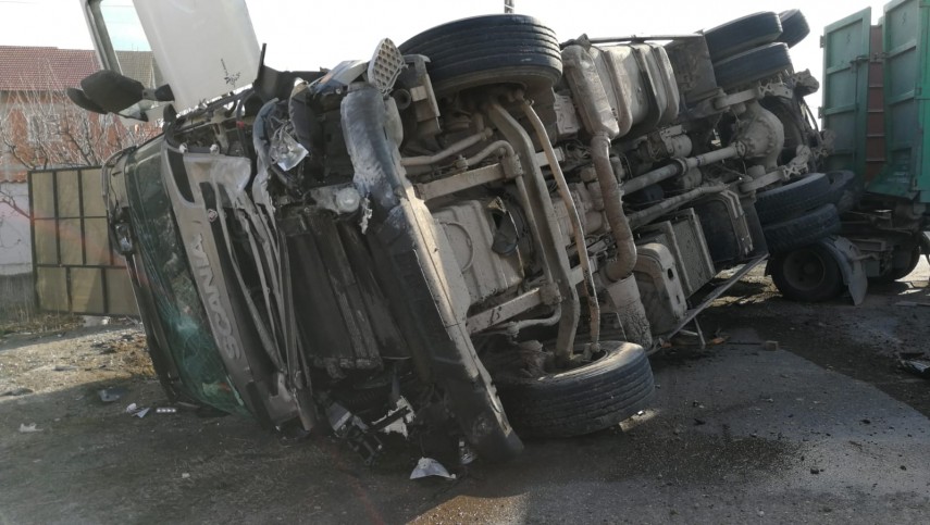 accident rutier in judetul slatina autocamion rasturnat pe carosabil galerie foto 684035 accident rutier in judetul slatina autocamion rasturnat pe carosabil galerie foto 684035