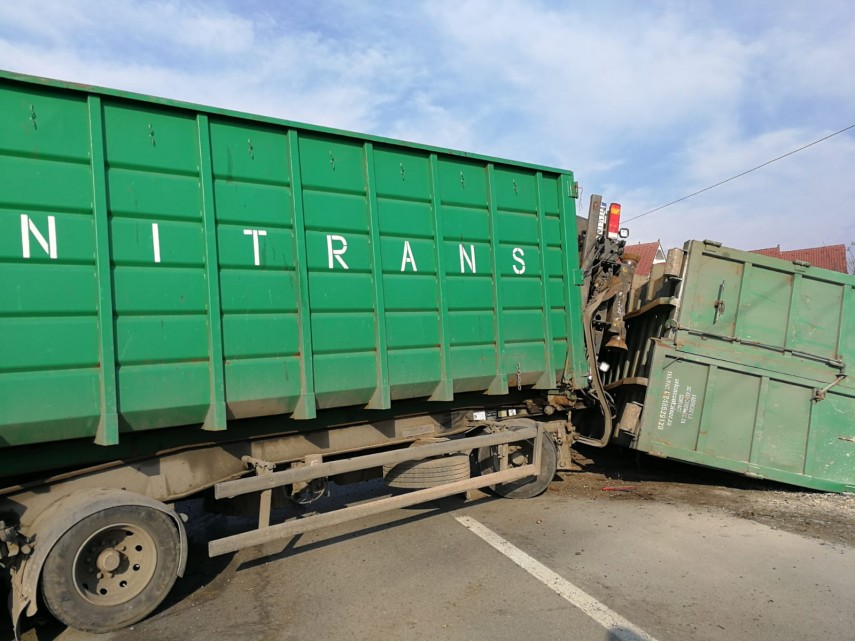 accident rutier in judetul slatina autocamion rasturnat pe carosabil galerie foto 684035 accident rutier in judetul slatina autocamion rasturnat pe carosabil galerie foto 684035