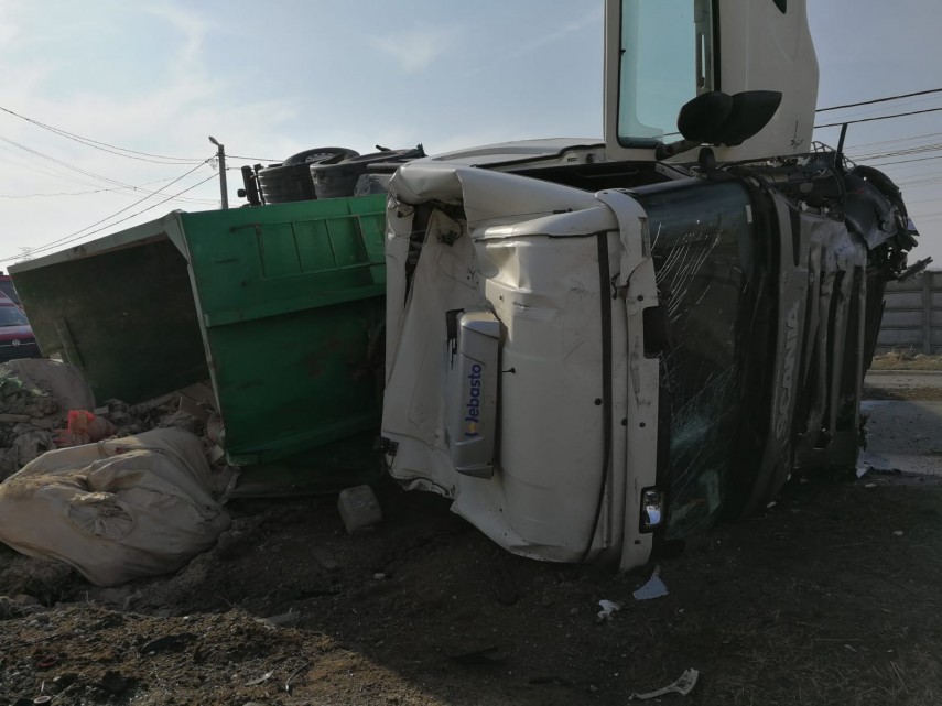accident rutier in judetul slatina autocamion rasturnat pe carosabil galerie foto 684035 accident rutier in judetul slatina autocamion rasturnat pe carosabil galerie foto 684035