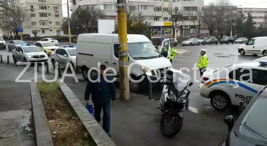 soferul unui microbuz de marfa sanctionat de politistii locali in zona casa de cultura din municipiul soferul unui microbuz de marfa sanctionat de politistii locali in zona casa de cultura din municipiul