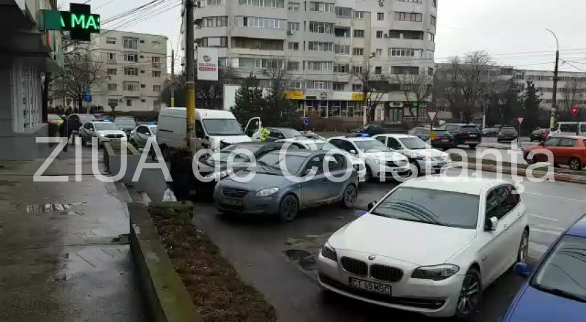 soferul unui microbuz de marfa sanctionat de politistii locali in zona casa de cultura din municipiul soferul unui microbuz de marfa sanctionat de politistii locali in zona casa de cultura din municipiul