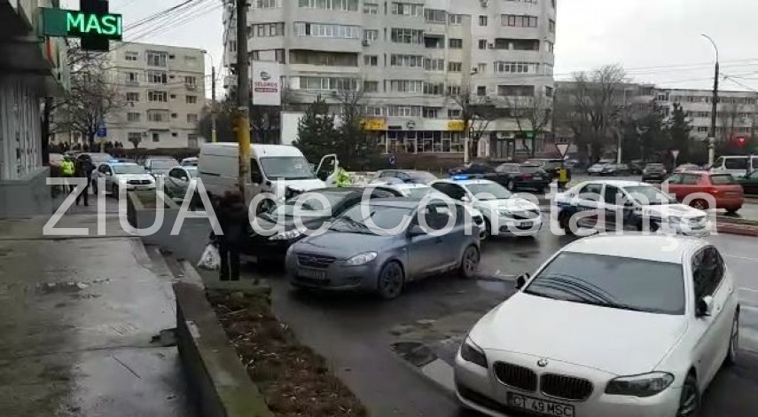 soferul unui microbuz de marfa sanctionat de politistii locali in zona casa de cultura din municipiul soferul unui microbuz de marfa sanctionat de politistii locali in zona casa de cultura din municipiul