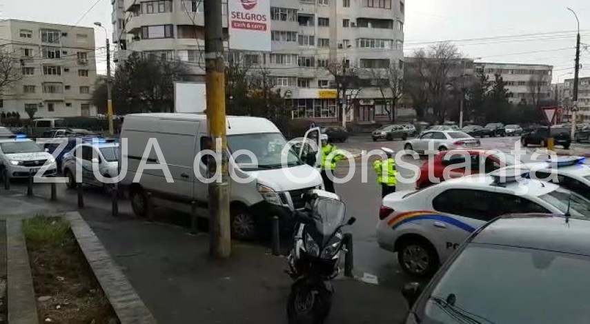 soferul unui microbuz de marfa sanctionat de politistii locali in zona casa de cultura din municipiul soferul unui microbuz de marfa sanctionat de politistii locali in zona casa de cultura din municipiul