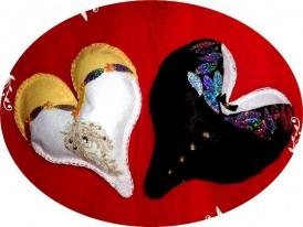 Handmade by Carmen El și ea - pernițe decor realizate din fetru și decorate cu dantelă și paiete