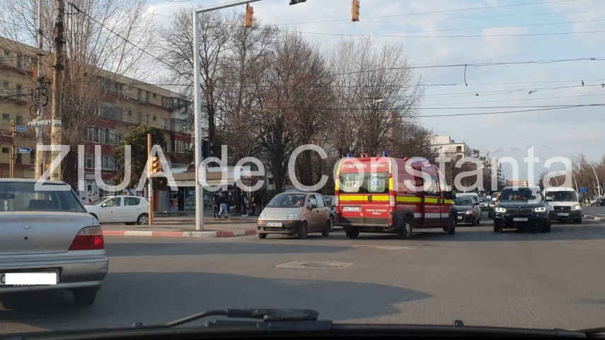 motociclista lovita de un autoturism in zona city park mall 684935 motociclista lovita de un autoturism in zona city park mall 684935