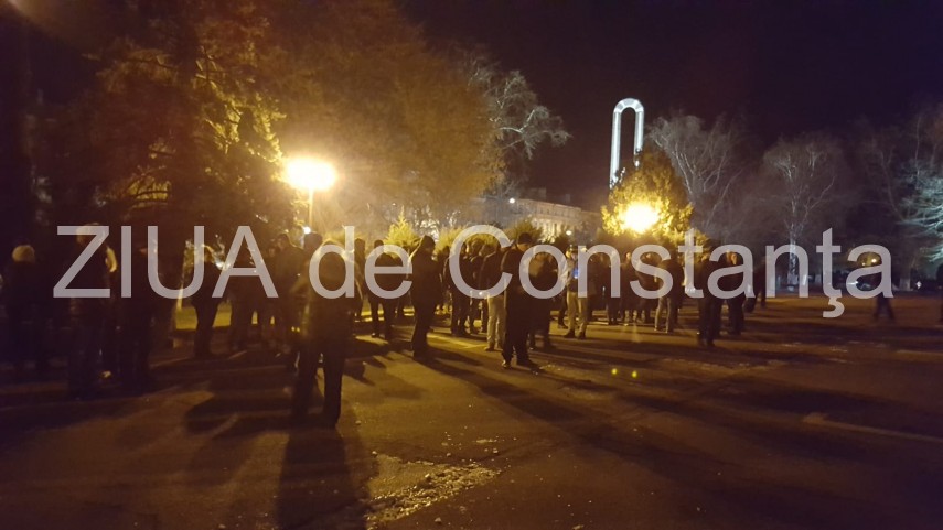 constantenii protesteaza in fata prefecturii impotriva ordonantei ce modifica legile justitiei sute de constantenii protesteaza in fata prefecturii impotriva ordonantei ce modifica legile justitiei sute de