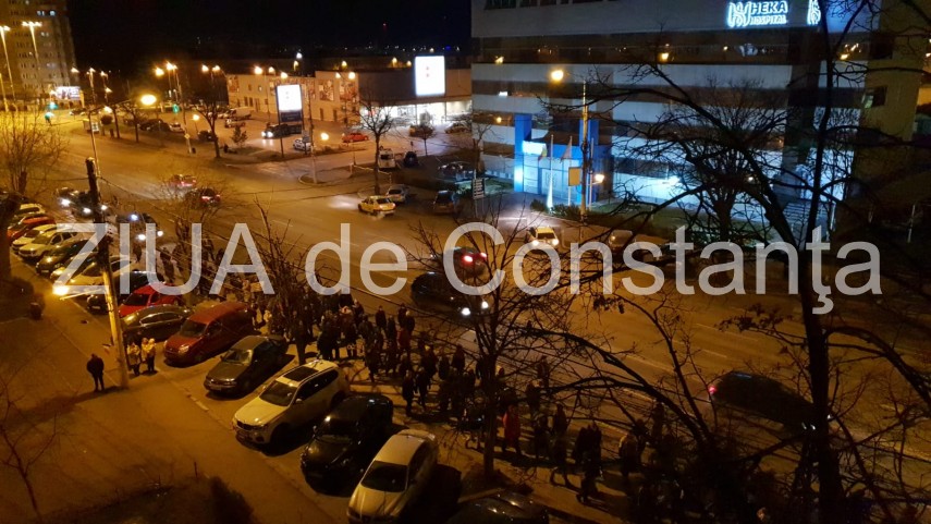 constantenii protesteaza in fata prefecturii impotriva ordonantei ce modifica legile justitiei sute de constantenii protesteaza in fata prefecturii impotriva ordonantei ce modifica legile justitiei sute de