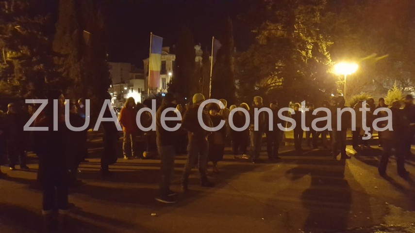 constantenii protesteaza in fata prefecturii impotriva ordonantei ce modifica legile justitiei sute de constantenii protesteaza in fata prefecturii impotriva ordonantei ce modifica legile justitiei sute de