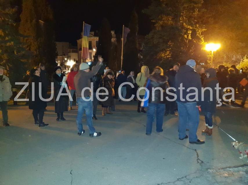 constantenii protesteaza in fata prefecturii impotriva ordonantei ce modifica legile justitiei sute de constantenii protesteaza in fata prefecturii impotriva ordonantei ce modifica legile justitiei sute de