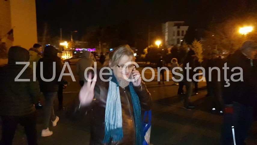 constantenii protesteaza in fata prefecturii impotriva ordonantei ce modifica legile justitiei sute de constantenii protesteaza in fata prefecturii impotriva ordonantei ce modifica legile justitiei sute de