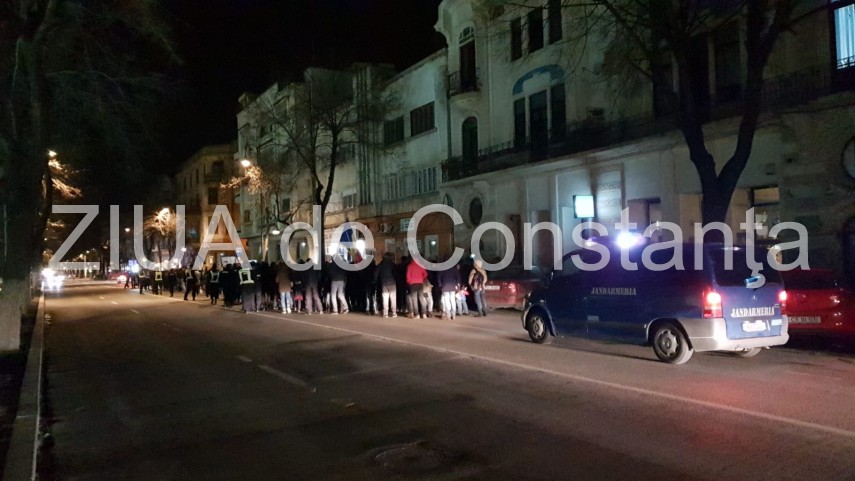 constantenii protesteaza in fata prefecturii impotriva ordonantei ce modifica legile justitiei sute de constantenii protesteaza in fata prefecturii impotriva ordonantei ce modifica legile justitiei sute de