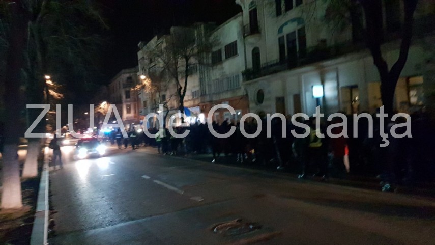 constantenii protesteaza in fata prefecturii impotriva ordonantei ce modifica legile justitiei sute de constantenii protesteaza in fata prefecturii impotriva ordonantei ce modifica legile justitiei sute de