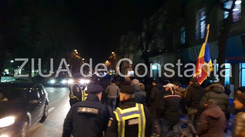 constantenii protesteaza in fata prefecturii impotriva ordonantei ce modifica legile justitiei sute de constantenii protesteaza in fata prefecturii impotriva ordonantei ce modifica legile justitiei sute de
