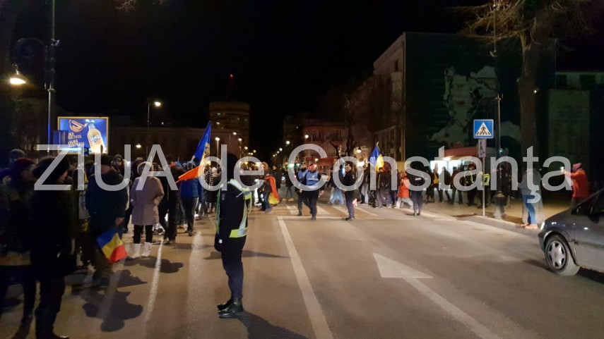 constantenii protesteaza in fata prefecturii impotriva ordonantei ce modifica legile justitiei sute de constantenii protesteaza in fata prefecturii impotriva ordonantei ce modifica legile justitiei sute de