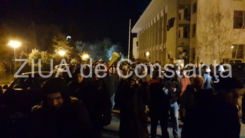 constantenii protesteaza in fata prefecturii impotriva ordonantei ce modifica legile justitiei sute de constantenii protesteaza in fata prefecturii impotriva ordonantei ce modifica legile justitiei sute de