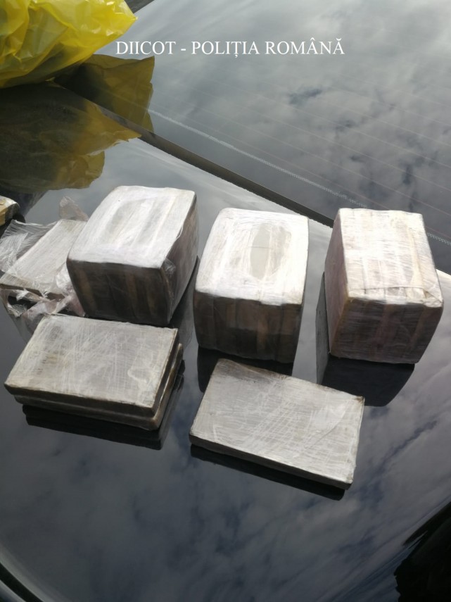 suspecti de trafic de droguri de risc prinsi in flagrant de procurorii diicot galerie foto 685384 suspecti de trafic de droguri de risc prinsi in flagrant de procurorii diicot galerie foto 685384