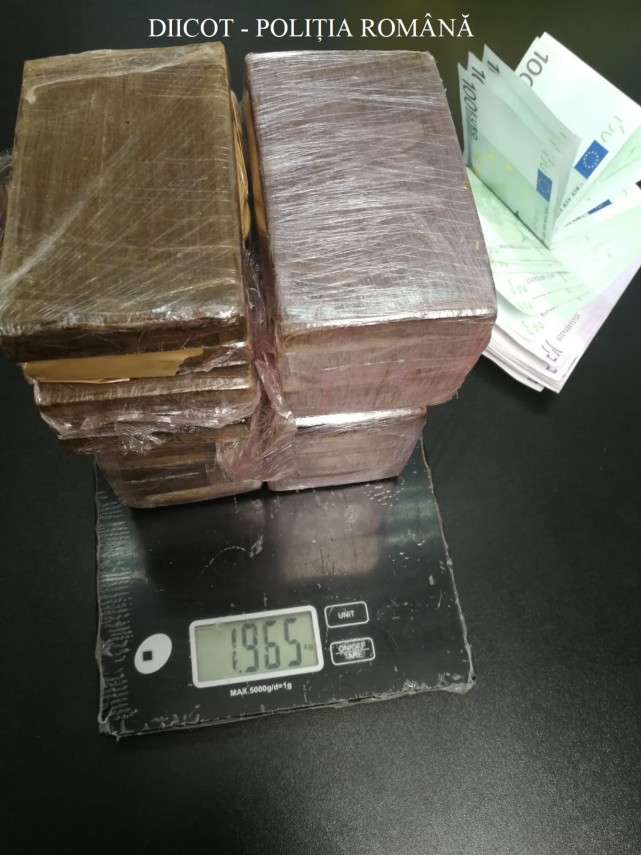 suspecti de trafic de droguri de risc prinsi in flagrant de procurorii diicot galerie foto 685384 suspecti de trafic de droguri de risc prinsi in flagrant de procurorii diicot galerie foto 685384