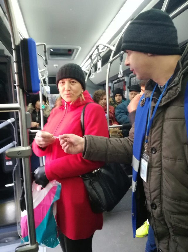 echipele ratc constanta au oferit martisoare doamenlor si domnisoarelor din autobuze in prima zi de primavara echipele ratc constanta au oferit martisoare doamenlor si domnisoarelor din autobuze in prima zi de primavara